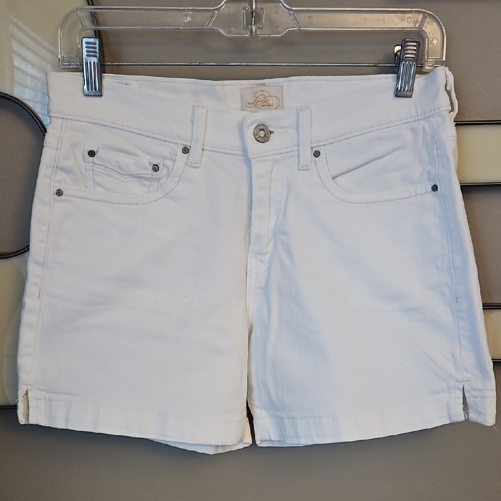 Levis 515 White Denim Shorts - Classic Five-Pocket Style